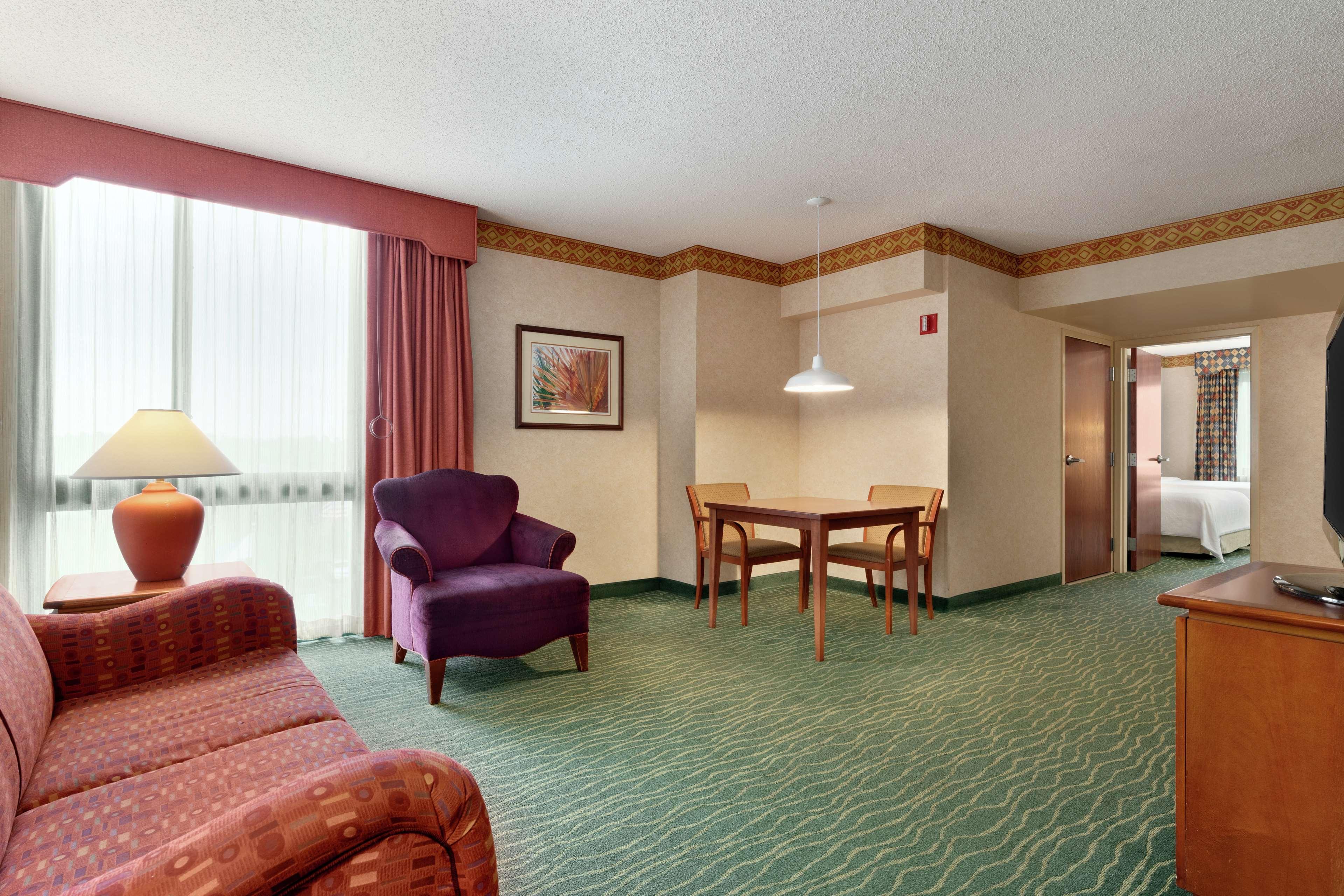 Embassy Suites By Hilton Tampa Usf Near Busch Gardens מראה חיצוני תמונה