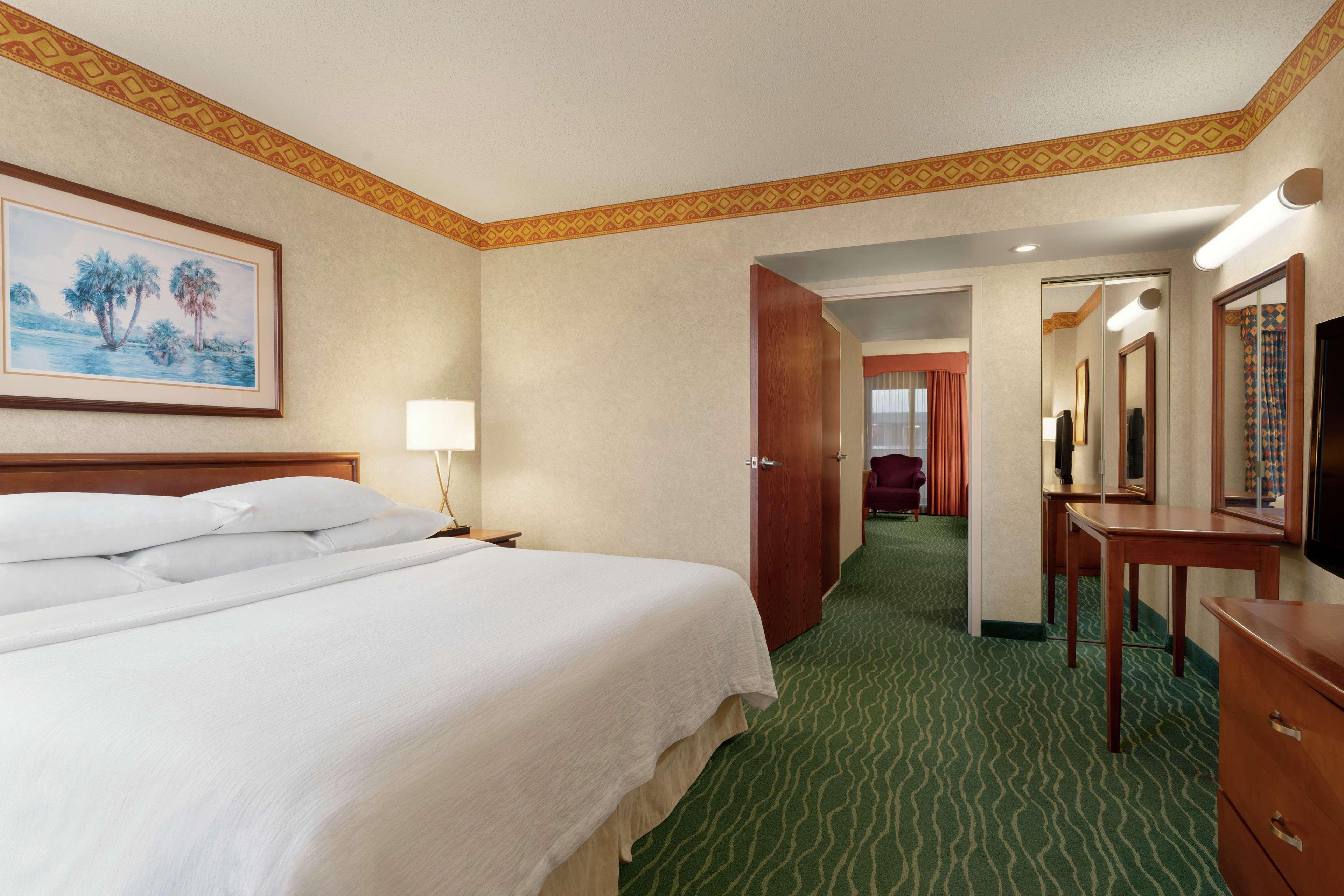Embassy Suites By Hilton Tampa Usf Near Busch Gardens מראה חיצוני תמונה