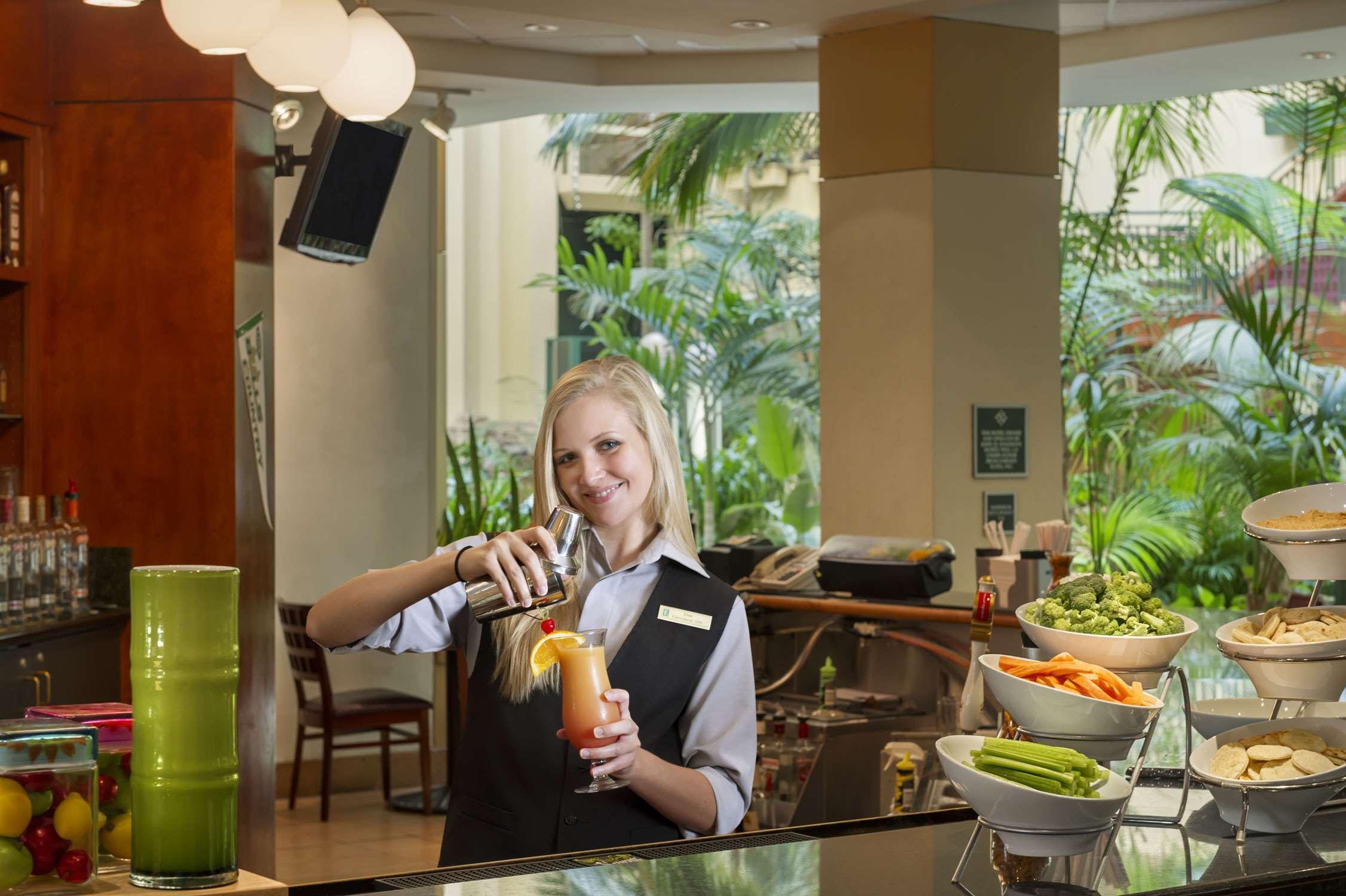Embassy Suites By Hilton Tampa Usf Near Busch Gardens מסעדה תמונה